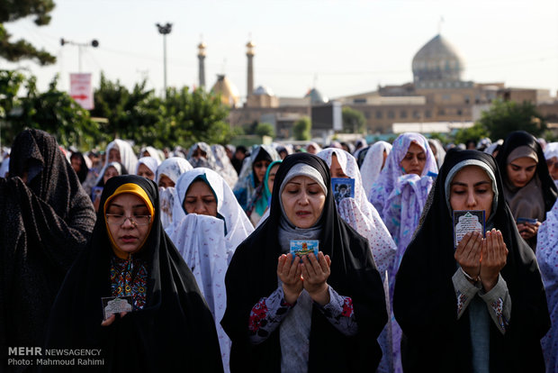 Iranians mark Eid al-Fitr with prayers