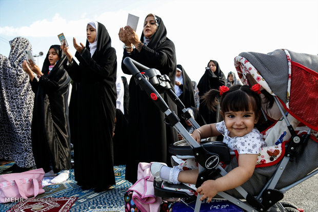 Iranians mark Eid al-Fitr with prayers