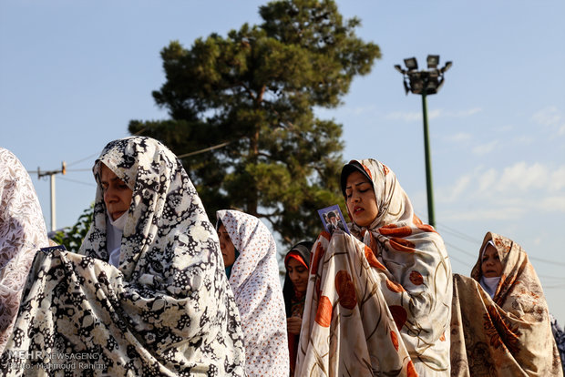 Iranians mark Eid al-Fitr with prayers