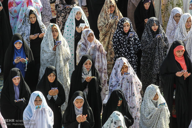 Iranians mark Eid al-Fitr with prayers