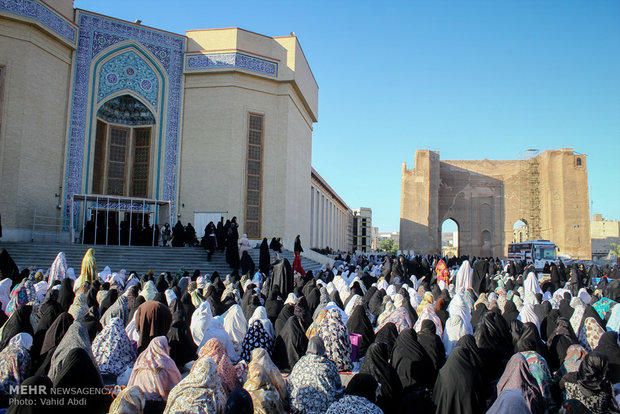 Iranians mark Eid al-Fitr with prayers