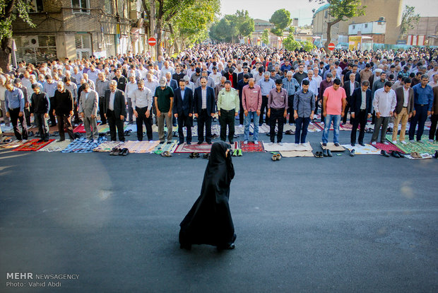 Iranians mark Eid al-Fitr with prayers