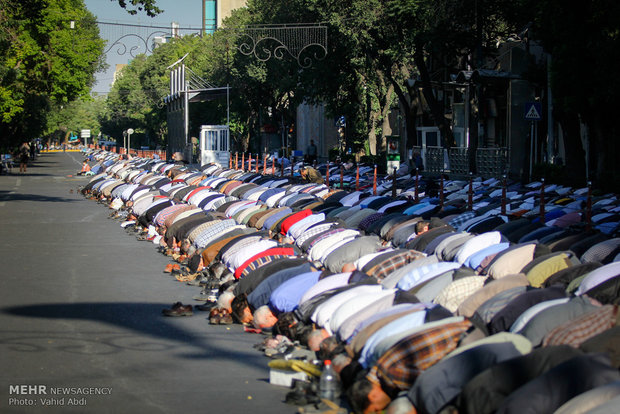 Iranians mark Eid al-Fitr with prayers