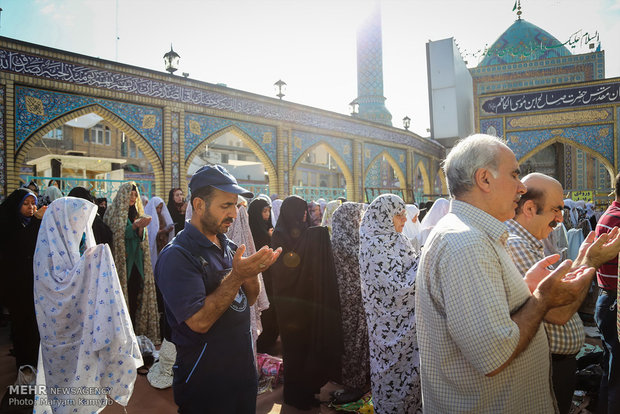 اقامه نماز عید فطر در امامزاده صالح