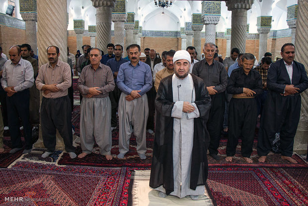 اقامه نماز عید سعید فطر در مسجد جامع سنندج / عکس : مبین پیمانکار