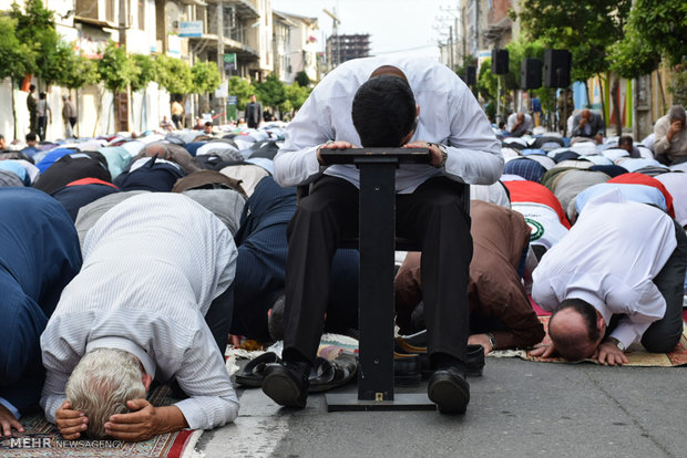 اقامه نماز عید سعید فطر در شهرستان مرزی آستارا / عکس : مهدی حسین نژادی