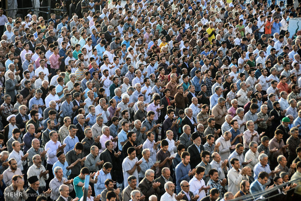 اقامه نماز عید سعید فطر در آستان امامزاده شاهرضا (ع) / عکس : محمد مهدی ملکی