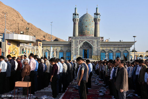 اقامه نماز عید سعید فطر در آستان امامزاده شاهرضا (ع) / عکس : محمد مهدی ملکی