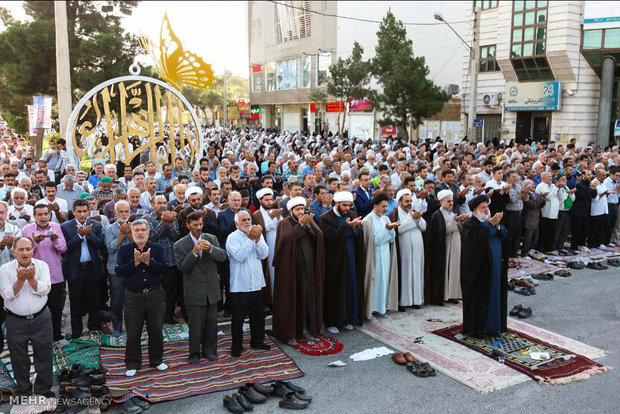 اقامه نماز عید سعید فطر در دامغان / عکس : محمد آخوندی