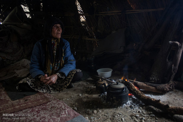 منظقه خاتون آباد اظراف جیرفت-پیر زنی نشسته در کپر  
