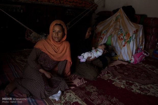روستای اصغر آباد از توابع قلعه گنج-مادری خیره به بیرون ,کودک 6 ماه او به دلیل غده ای که در بدن خود دارد رشد نمیکند.آنها به دلیل مشکلات مالی نمیتوانند به پزشک مراجعه کنند.