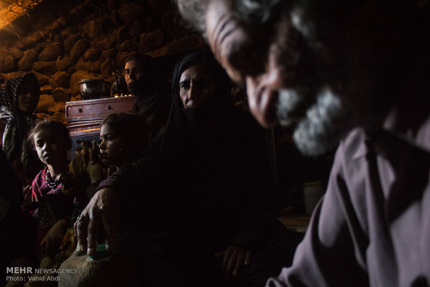 روستای گازبراز توابع شهرستان رودبار جنوب-خانواده ای در کنارهم نشسته اند و از وضعیت بد زندگی نا راضی هستند.آن ها در کل وستا یک شیر آب دارند و برتی هر خانه یک لامپ.