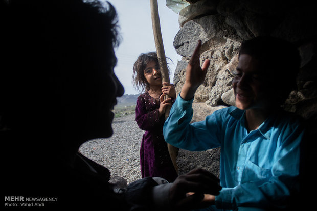 روستای میل فرهاد از توابع شهرستان رودبار جنوب-کودکان این روستا در حال حرف زدن با یکدیگر.