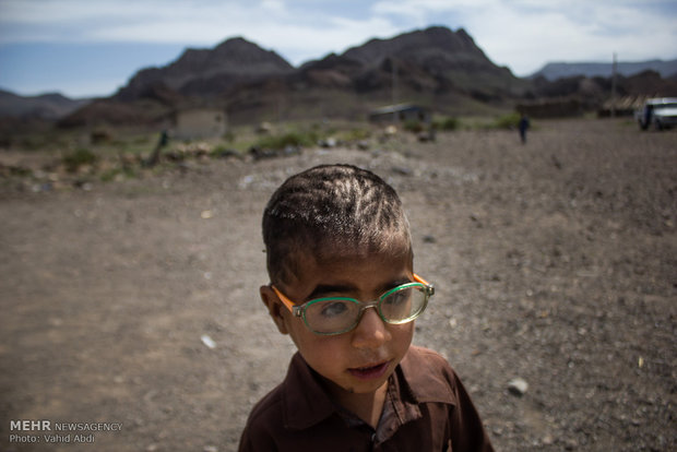 روستای میل فرهاد از توابع شهرستان رودبار جنوب –اسماعیل 5 ساله با مشکل شدید بینایی مواجه هست.