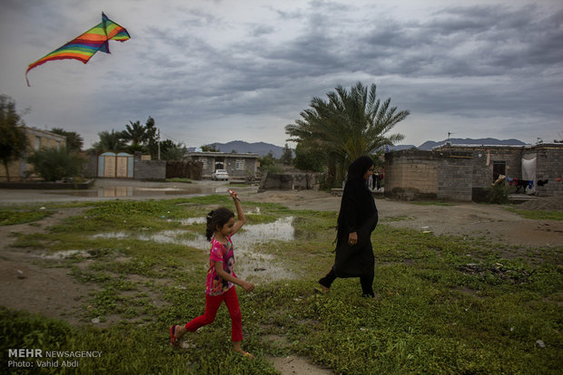 روستای زر از توابع شهرستان قلعه گنج – دینا 7 ساله در کنار عمه خود در حال بادبادک بازی.