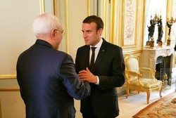Zarif talks with French pres. on bilateral, ME issues