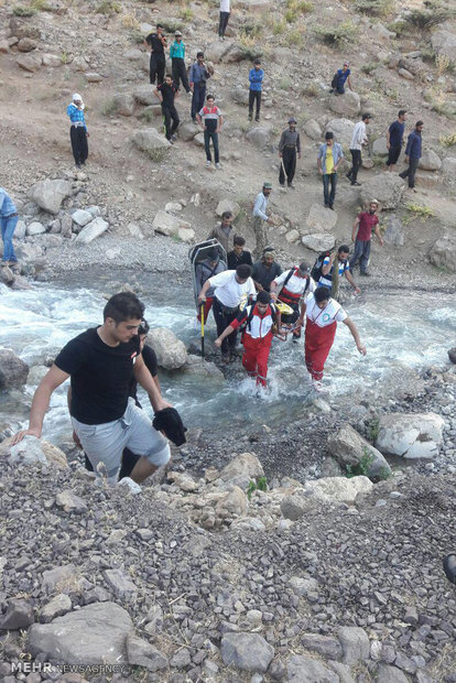 امداد رسانی به حادثه دیدگان ریزش تونل برفی