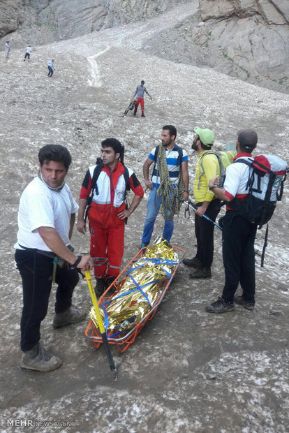 امداد رسانی به حادثه دیدگان ریزش تونل برفی