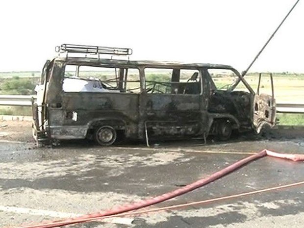 کراچی میں مسافر وین میں آگ لگنے سے 6 افراد ہلاک