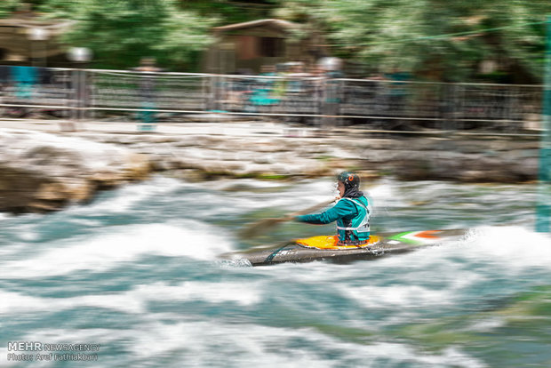 İranlı kadınlardan Slalom Kayakçılığı