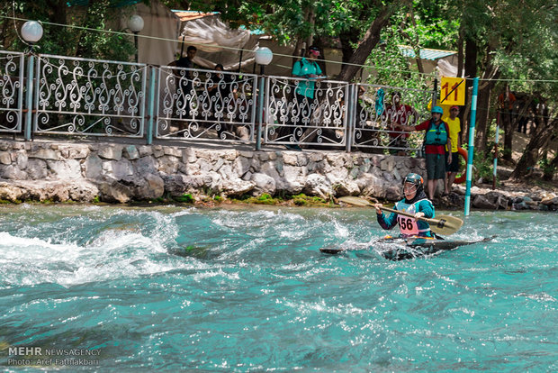 İranlı kadınlardan Slalom Kayakçılığı