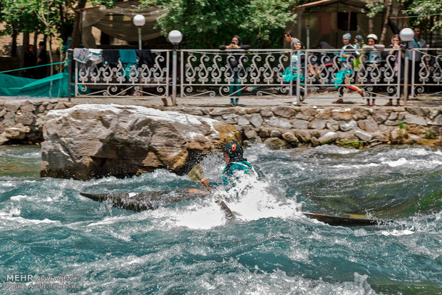 İranlı kadınlardan Slalom Kayakçılığı