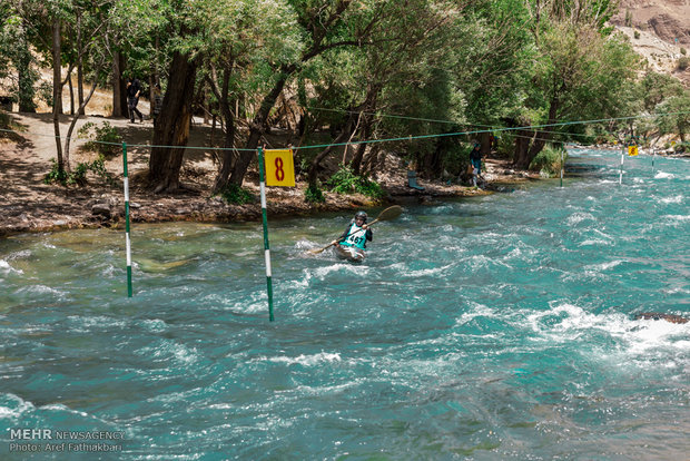 İranlı kadınlardan Slalom Kayakçılığı