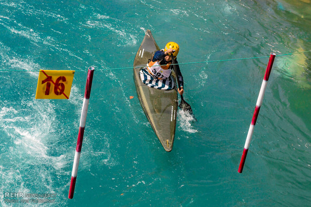 İranlı kadınlardan Slalom Kayakçılığı