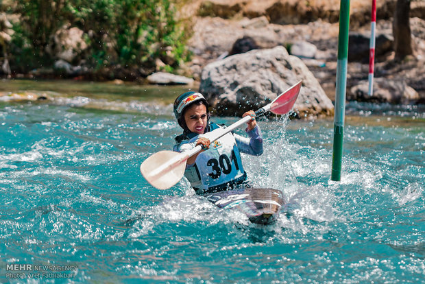 İranlı kadınlardan Slalom Kayakçılığı