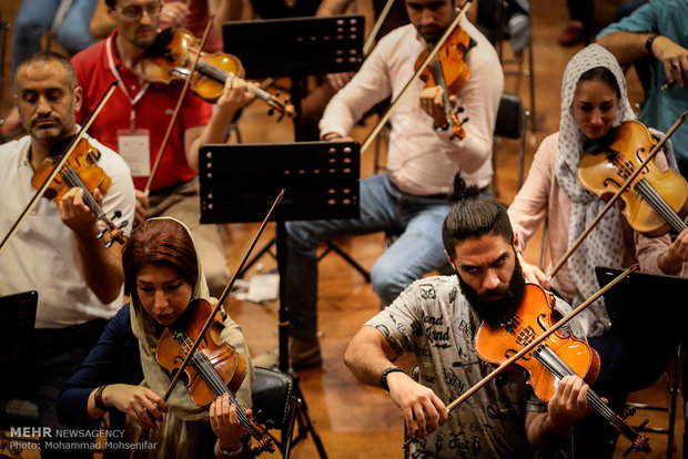 Tahran Senfoni Orkestrası’ndan performans öncesi hazırlık