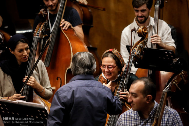 Tahran Senfoni Orkestrası’ndan performans öncesi hazırlık