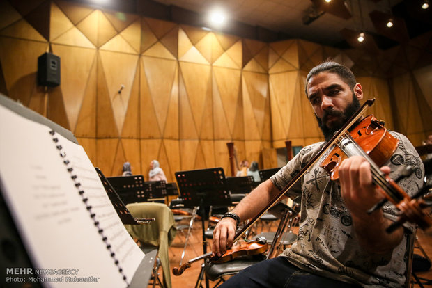 Tahran Senfoni Orkestrası’ndan performans öncesi hazırlık