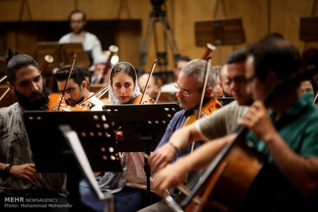 Tahran Senfoni Orkestrası’ndan performans öncesi hazırlık