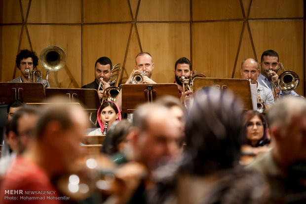 Tahran Senfoni Orkestrası’ndan performans öncesi hazırlık