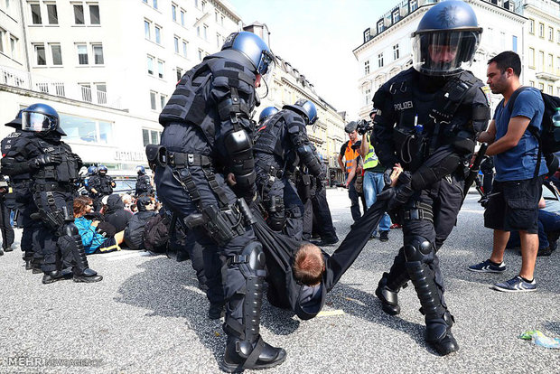 ضرب و شتم معترضان توسط پلیس آلمان‎