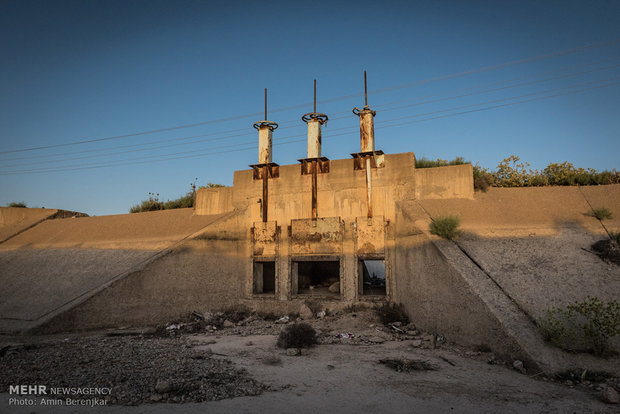 روستای تل سرخ از بخش رامجرد شهرستان مرودشت استان فارس(پایین دست سد درودزن). کلیه کانال هایی که از سد درودزن استان فارس جهت کشاورزی آب را تامین میکنند خشک هستند.