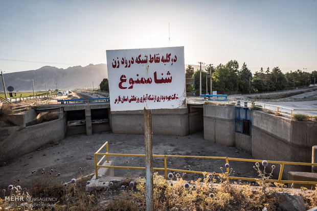 روستای تل سرخ از بخش رامجرد شهرستان مرودشت استان فارس(پایین دست سد درودزن). کلیه کانال هایی که از سد درودزن استان فارس جهت کشاورزی آب را تامین میکنند خشک هستند.