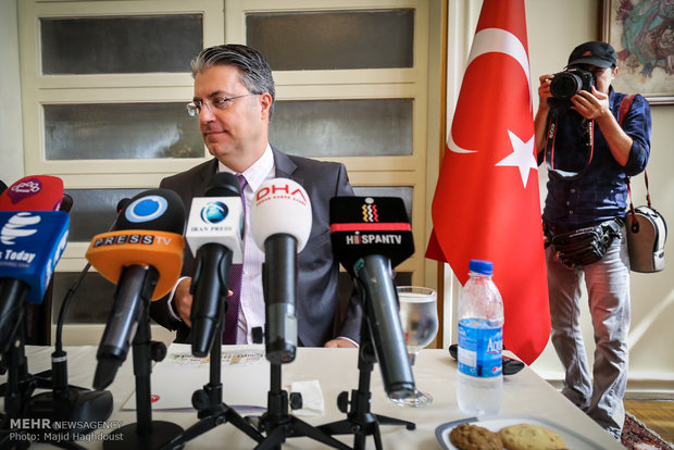 Turkish amb. holds presser in Tehran