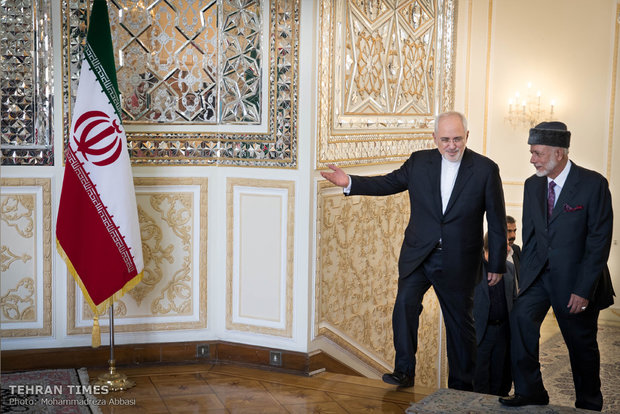 Zarif receives Omani counterpart in Tehran