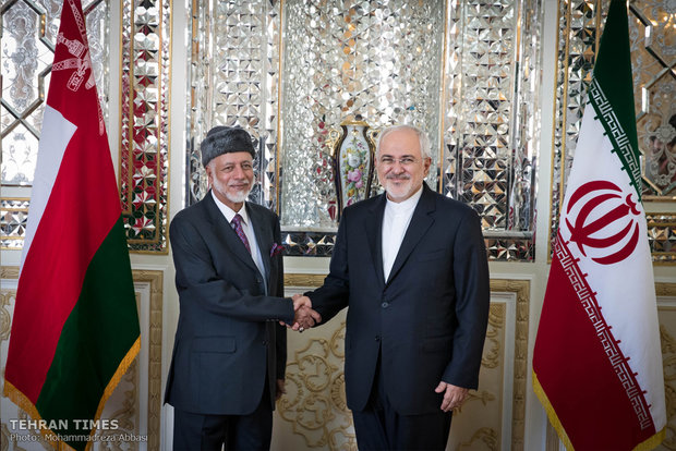 Zarif receives Omani counterpart in Tehran