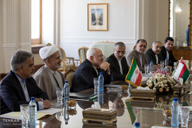 Zarif receives Omani counterpart in Tehran