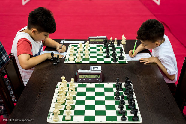 مسابقات الشطرنج في مدينة أنزلي شمالي إيران