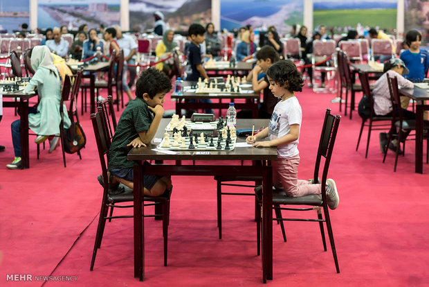 مسابقات الشطرنج في مدينة أنزلي شمالي إيران