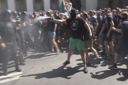 معترضان اوکراینی با پلیس درگیر شدند