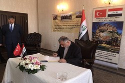 طاهریان فرد دفتر یاد بود پیروزی عراق بر تروریست ها را امضا کرد
