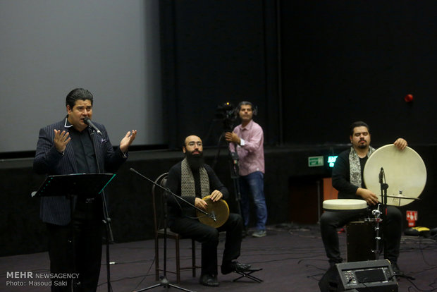 اجرای زنده موسیقی توسط سالار عقیلی در مراسم اکران خصوصی فیلم سینمایی ساعت 5 عصر