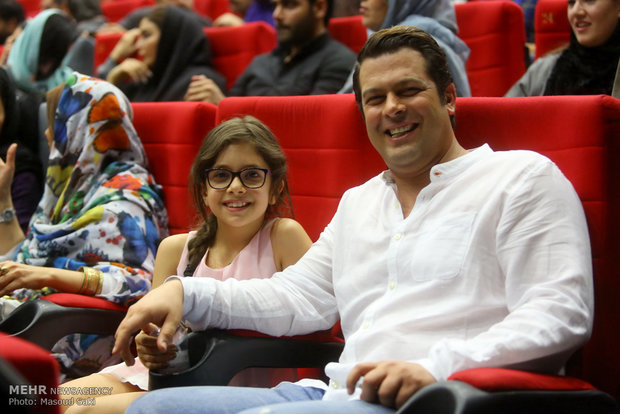 حضور پژمان بازغی، بازیگر به همراه دخترش نفس بازغی در مراسم اکران خصوصی فیلم سینمایی ساعت 5 عصر