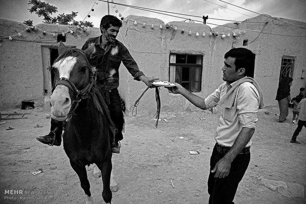 میزبان مراسم عروسی غذایی را به یک مهمان تعارف می کند.