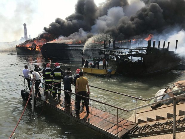 آتش در اسکله کنگان خاموش شد/خسارت مالی گسترده در این حادثه