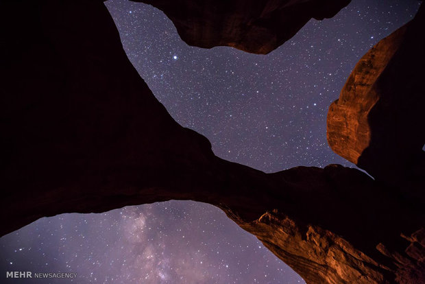 تماشای آسمان شب از بیابان‎